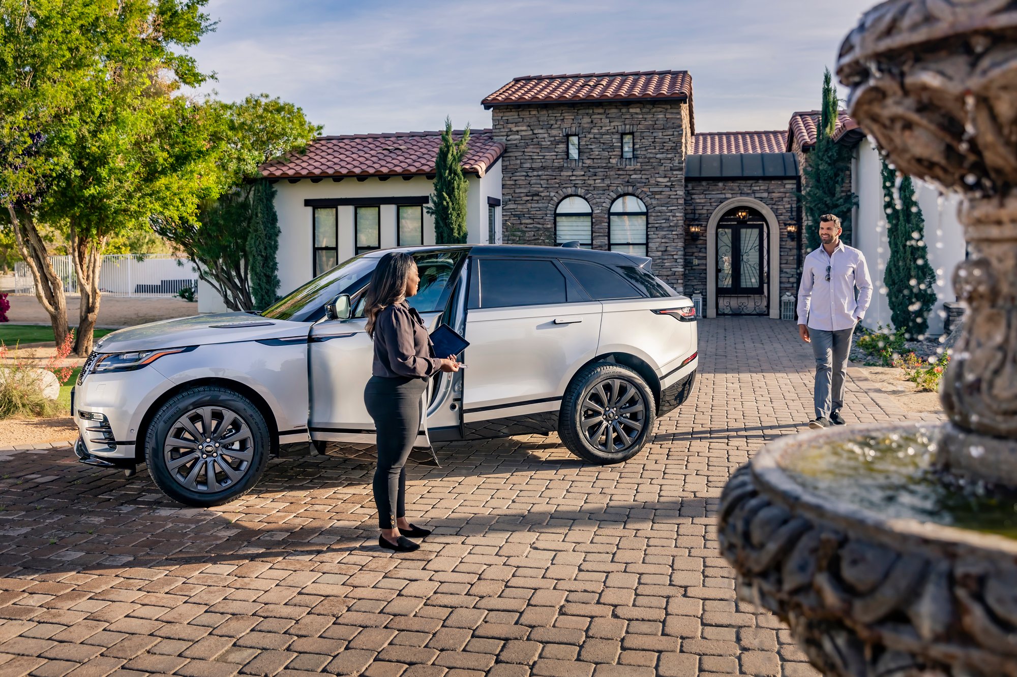 SD011001-Edit_SDRTa_v1_carcierge greeting man at residence_velar (5)